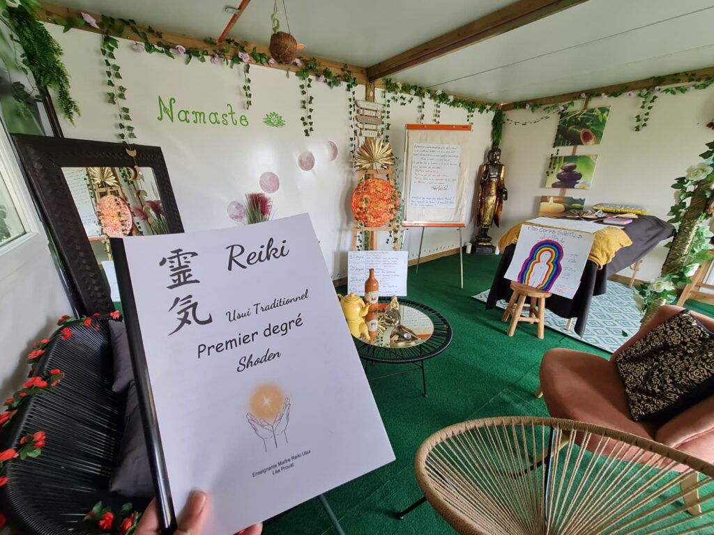 Intérieur du centre Corps et Âmes à Mordelles : salle de soin avec table de massage et décoration végétale